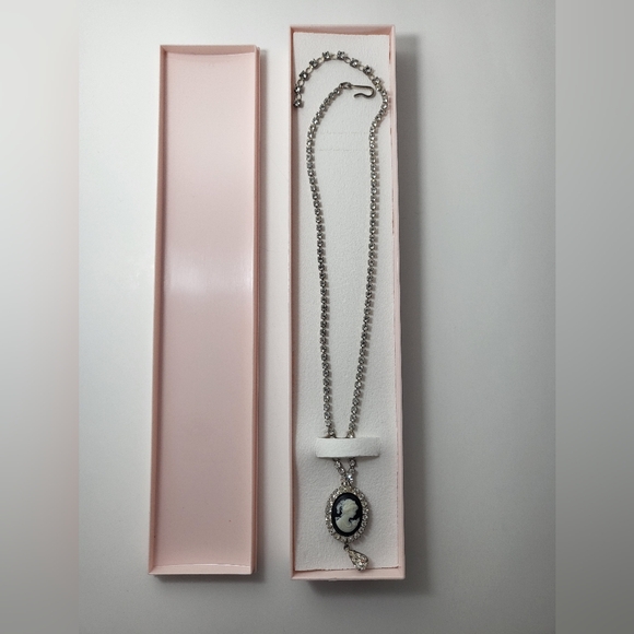 Vintage CAMEO Swavorksi Crystal Necklace - Picture 5 of 15